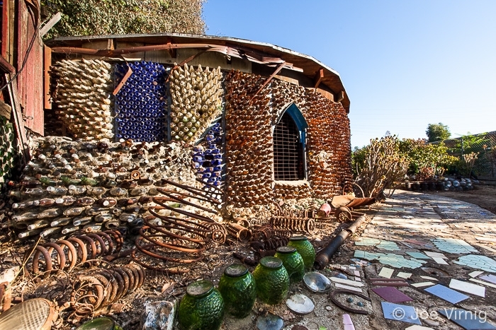 《普利斯奶奶的瓶子屋》真實照片 / 圖片來源:https://www.ventura-county-relocation.com/blog/bottle-village-simi-valley-ca/