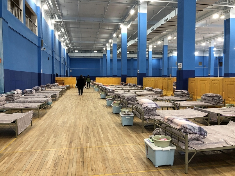 位於湖北省武漢市江岸區後湖大道的塔子湖體育中心，被改造為方艙醫院，用於「新型冠狀病毒肺炎」感染者集中收治。（By 汮汐，CC BY-SA 4.0）