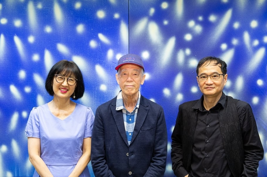 「江賢二：回顧展」開幕記者會合影，左起：臺北市立美術館館長林平、藝術家江賢二、策展人王嘉驥。（© 臺北市立美術館）