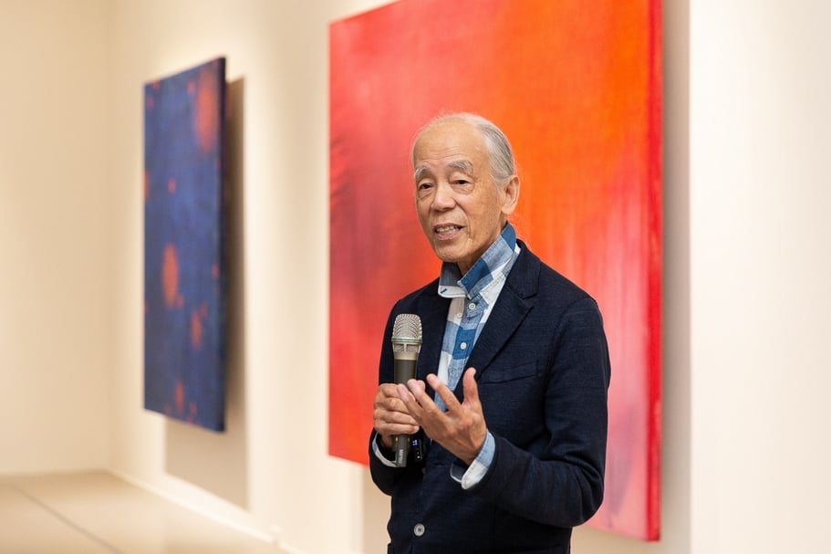 「江賢二：回顧展」開幕記者會中藝術家江賢二講述自身的創作經歷。（© 臺北市立美術館）