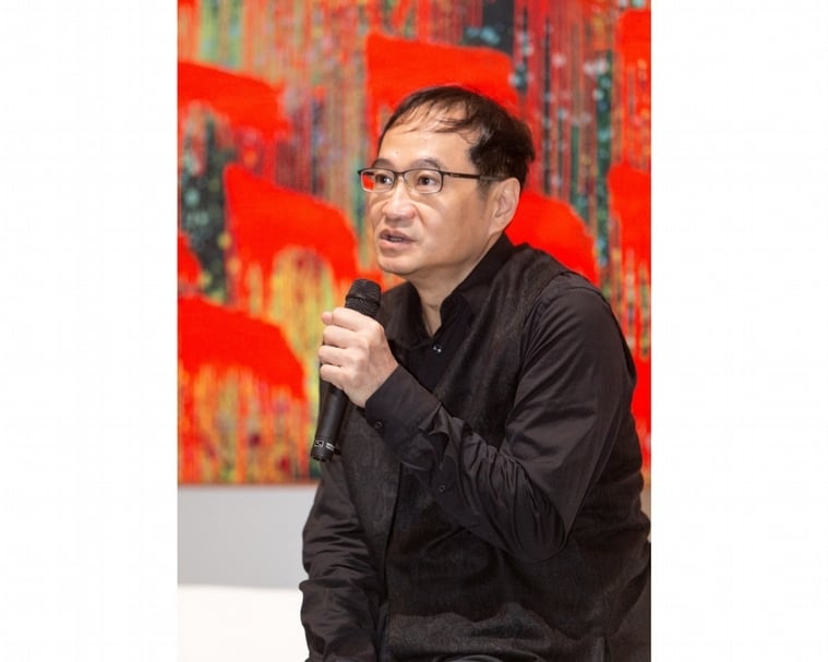 「江賢二：回顧展」開幕記者會中策展人王嘉驥說明本次策展的理念與架構。（© 臺北市立美術館）