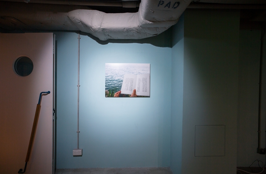 勞麗麗個展「保持緘默」中的作品《電視人》。(藝術家提供)