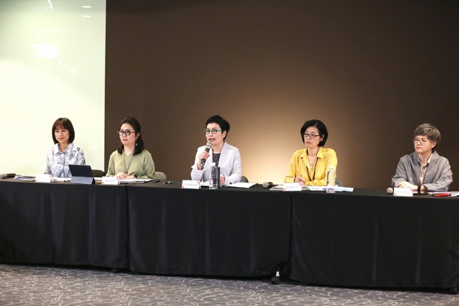 文化內容策進院主管向記者及業者說明第一波策進方案。左起：全球市場處處長陳姿蓉、文化金融處處長徐嘉聆、文化內容策進院董事長丁曉菁、內容策進處組長賴文惠、策略研究處處長瞿筱葳。（文化內容策進院提供）