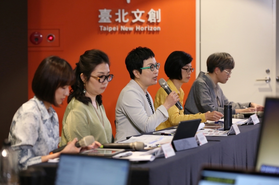 文化內容策進院董事長丁曉菁，率領主管向記者及業者說明第一波策進方案。（文化內容策進院提供）