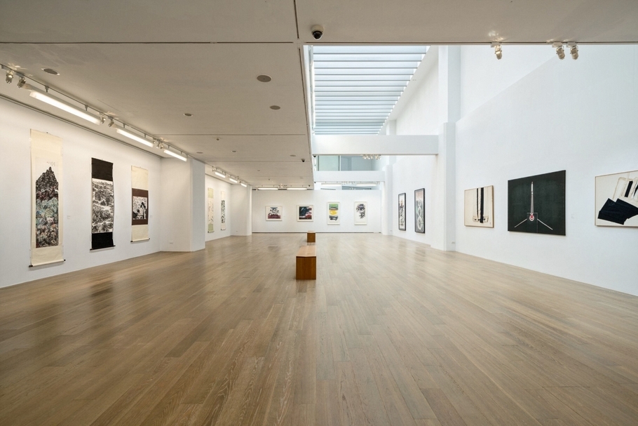尊彩藝術中心於畫廊空間展出「永恆的東方符碼：戰後華人藝術」香港巴塞爾項目。（© 尊彩藝術中心）