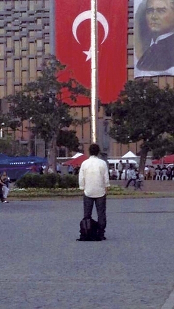 洪席耶舉例到伊斯坦堡卡欽廣場佔領運動中的「站立人」。©Milliyet