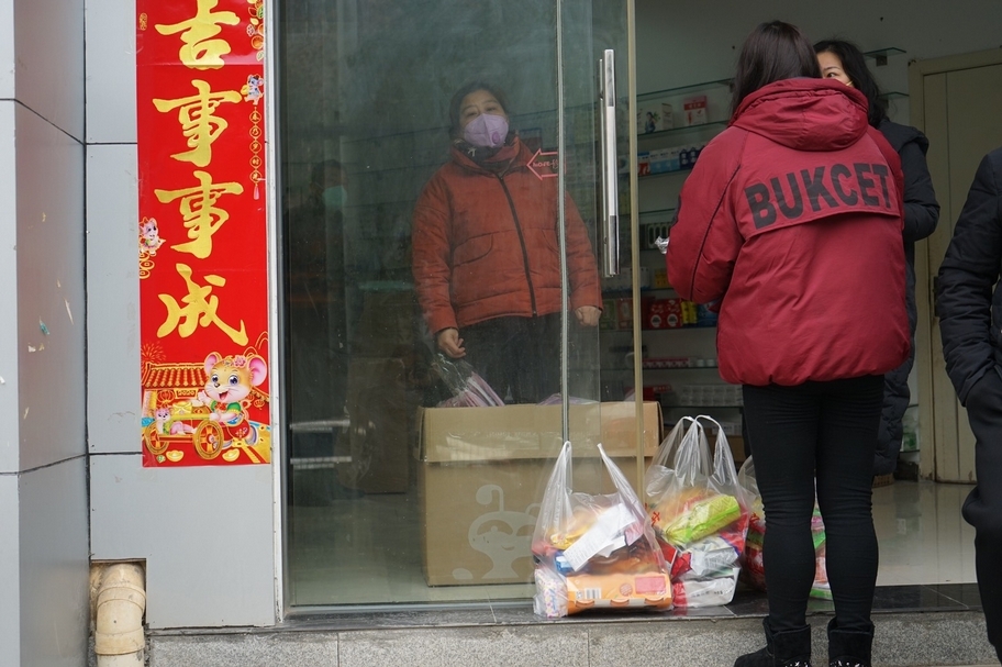 1月23日剛宣布封城的武漢，一家超市門口正在採購生活用品的市民。（攝影／Danielle）