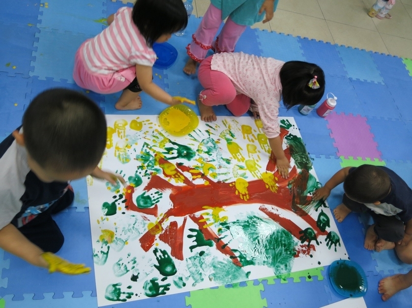 圖2 : 3~6歲的兒童觀察外戶外的「一棵行道樹」後，自己選擇適當的色彩建構出樹的外型，並述說「讓樹開心與不開心的事」