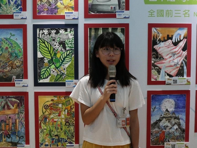 得獎作品將有機會於國之大門桃園國際機場展出。圖為2019年獲獎同學於現場發表作品創作理念，呼籲大眾關注氣候及環境議題。(圖為永續能源研究基金會提供)