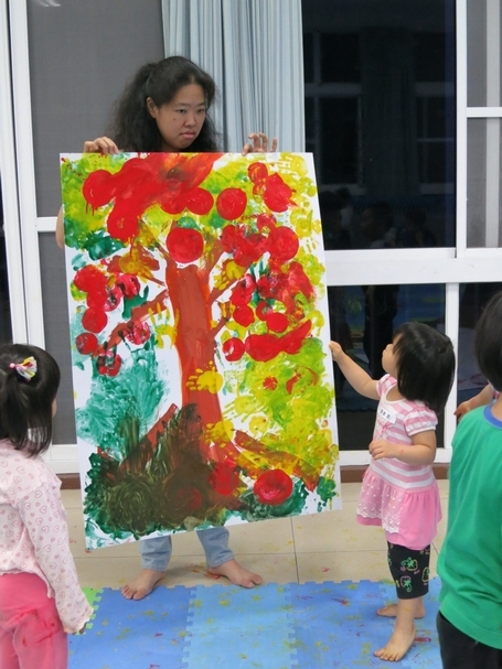 圖3 : 兒童述說樹的一邊被柏油路覆蓋(左下塗黑處)，樹應該不開心；也有兒童提出：「鋪上柏油走路才不會摔倒」