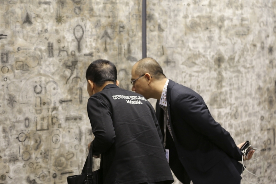 安卓藝術於香港巴塞爾藝術展會現場，負責人李政勇解說作品中。(安卓藝術提供)
