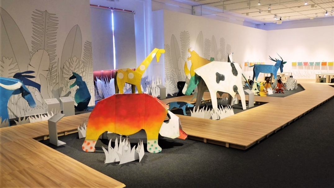 新竹市美術館 #摺思 二樓展場 #摺學樂園,邀請清大藝設系師生參與,讓摺紙教材中的動物等比例放大成裝置作品展現。圖片來源: 新竹市美術館