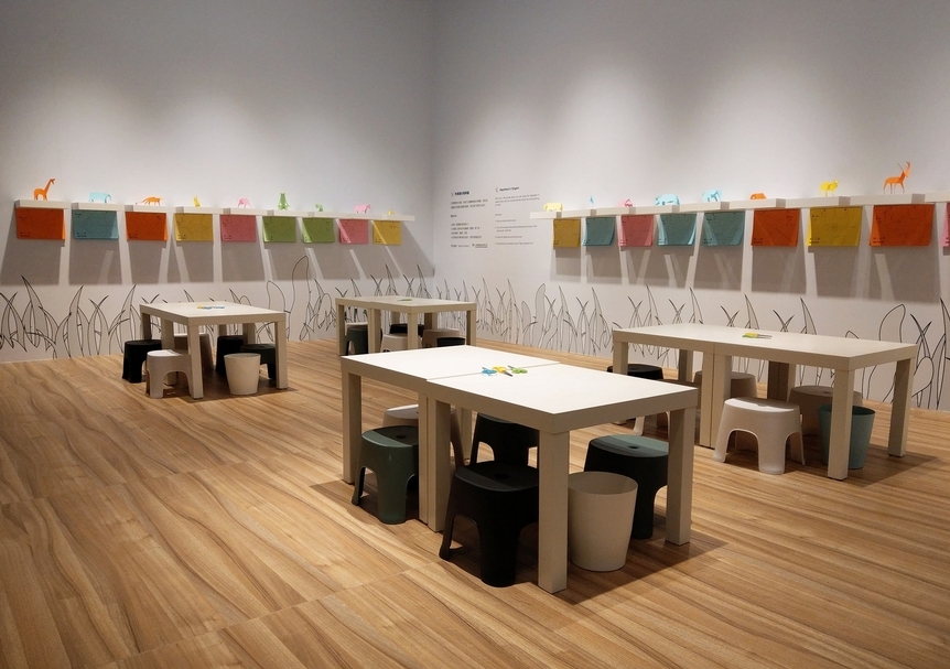 新竹市美術館 #摺思 二樓展場 #摺學趣 互動創作區,邀請觀眾共同體驗藝術家李澤藩於50年代所設計的摺紙藝術教育。圖片來源: 新竹市美術館