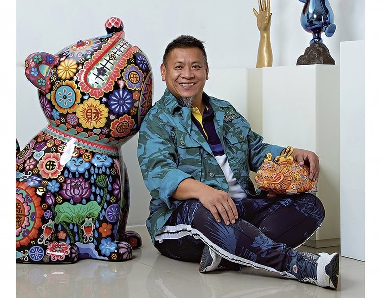 藝術家洪易與作品合影。（洪易提供）