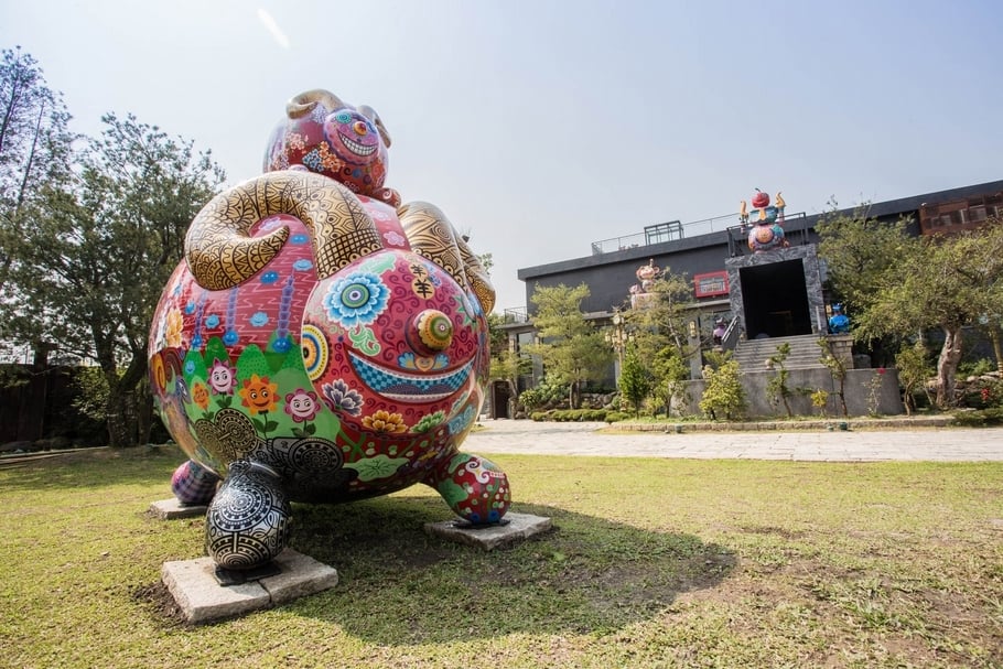 洪易美術館戶外園區矗立著曾與洪易一同至世界各國展出的作品。（洪易提供）