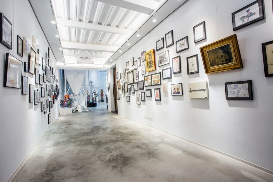 美術館內部經典白色迴廊的展出空間，細數洪易扎實又多元創意風格的手繪原稿。（洪易提供）
