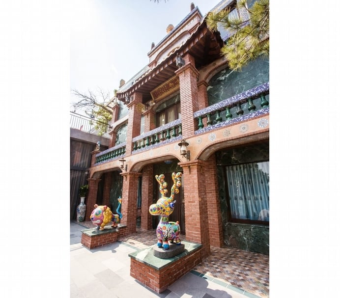 洪易美術館有台灣傳統紅磚瓦建築外觀、馬賽克拼貼磁磚、歐式燈飾加上彩繪烤漆雕塑作品，為違和的相互映襯出現代古典建築美學風味。（洪易提供）