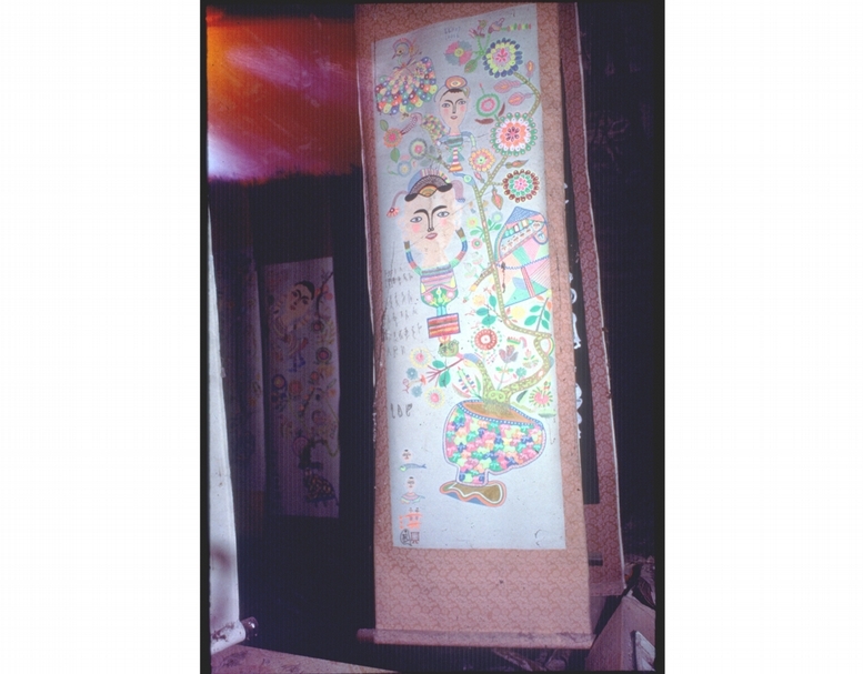 洪通張掛於畫室的畫作。（攝影：林俊安）