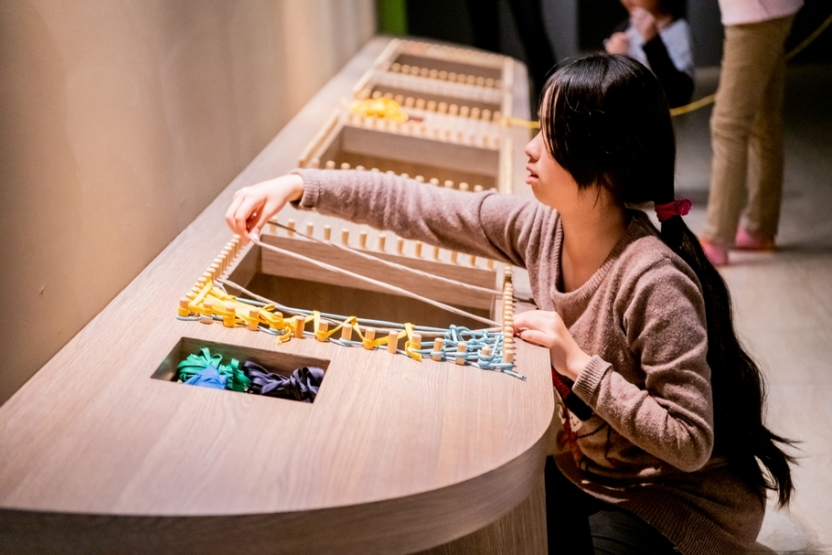 在遊戲操作中,帶著新鮮的心情,探索美術館員日常藝術生活。(圖片來源:高雄兒童美術館提供)