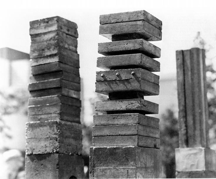 中村和雄（Kazuo Nakamura，音譯）《塔狀結構》（Tower Structure），1967，水泥，77.47H × 19.05W × 19.05D cm。（©The CCCA Canadian Art Database）