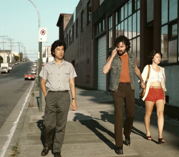 傑夫．沃爾（Jeff Wall）《模擬》（mimic），1982，攝影輸出、燈箱，198 × 228.6 cm。（©漫遊藝術史）
