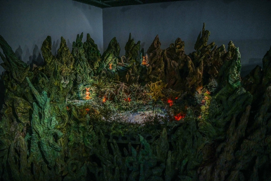 張徐展《動物故事系列─魔山普陀巖》場景裝置，報紙、漿糊、顏料、玻璃紙，2019，關渡美術館。（攝影：吳俊諺）