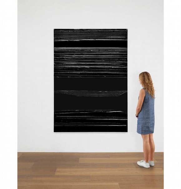 厲為閣線上展廳「皮埃爾．蘇拉吉：黑暗中的光」 （Pierre Soulages: Light Out Of Darkness）展出皮埃爾．蘇拉吉（Pierre Soulages）《Peinture 202 x 143 cm, 8 Septembre 2019》。（©Lévy Gorvy）