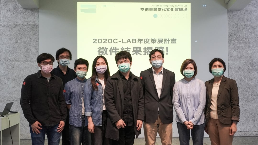 C-LAB執行長賴香伶(右1)、評審主席張鐵志(左2)與三組獲選團隊合照。(空總臺灣當代文化實驗場提供)