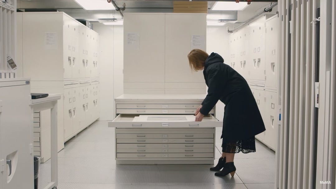 MoMA攝影部門策展人莎拉．邁斯特（Sarah Meister）於館內攝影典藏室講授「透過攝影看世界」。（擷取自MoMA YouTube頻道）