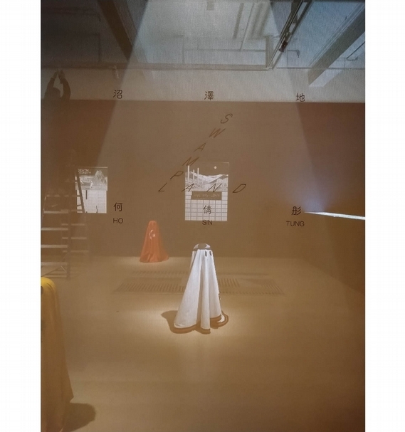 何倩彤今年初在漢雅軒舉行個展「沼澤地」。（取自Facebook粉絲專頁：Gutmingwater (吉暝水)）