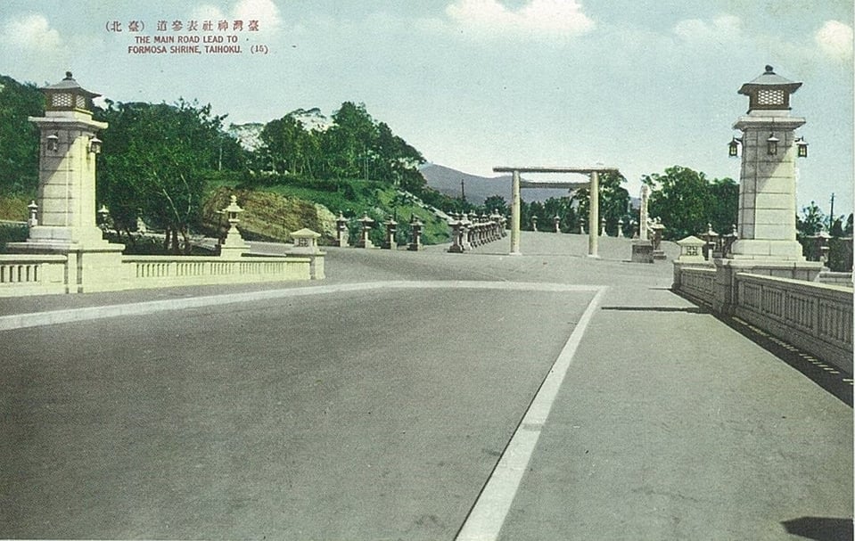日治時期從明治橋（中山橋）望向臺灣神社。（圖片來源：維基百科）