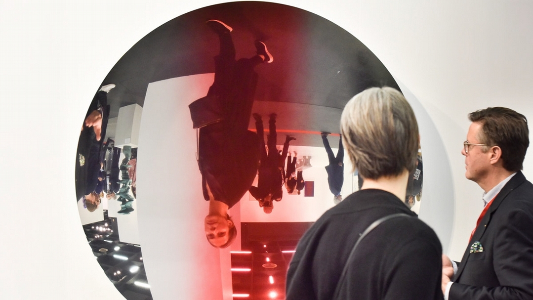 安尼施．卡普爾（Anish Kapoor）去年與Klüser畫廊於藝術科隆的展覽現場。兩相對比，今年博覽會即將面對鏡中是否還會有人群倒影的挑戰。（©Art Cologne）