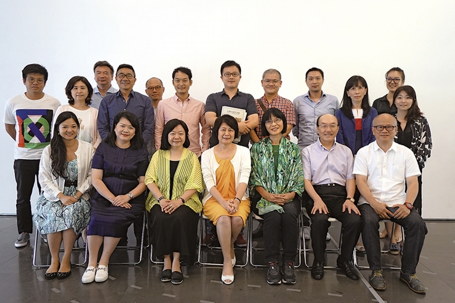 2017年與北師美術館館長林曼麗及20位畫廊舉行座談會，會後合影。（本刊資料室）
