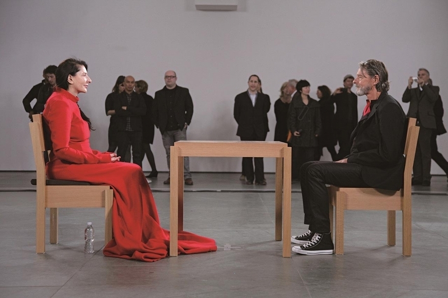 2010年，瑪莉娜．阿布拉莫維奇（Marina Abramović）與烏雷（Ulay）相互凝視經典畫面。（本刊資料室）