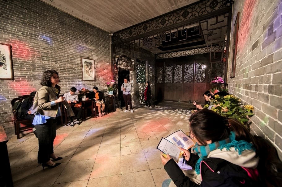活化的館舍透過地方的季節、民俗活動，重新當作其他觀光路線的要素。圖為大堂巷7號睇樓團。（澳門文化局提供）