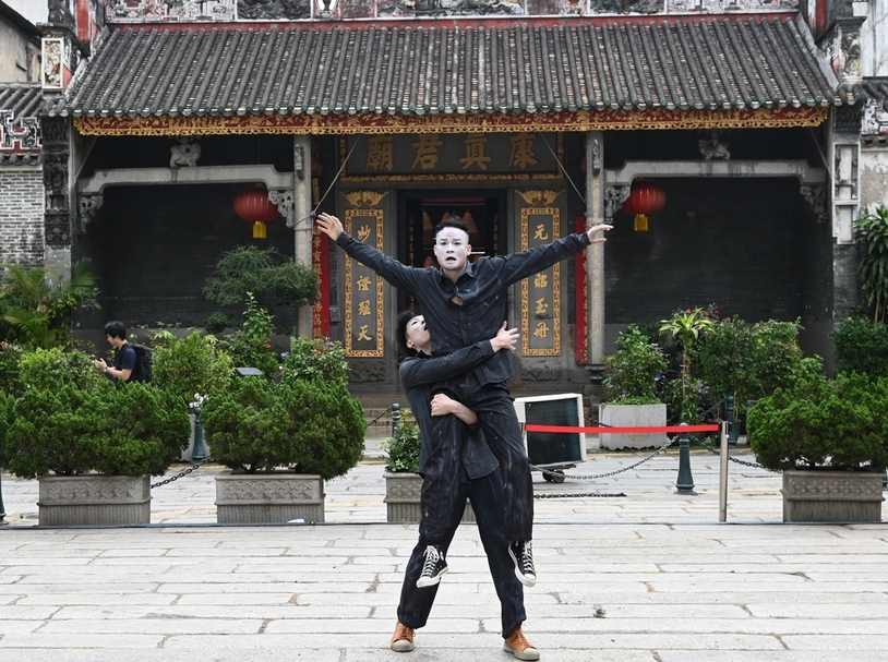 在消費文化地景的同時，隱含著文化地景如何生產的問題。圖為澳門藝穗節在地身體旅行。（澳門文化局提供）