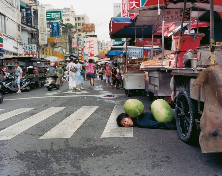 歐文．沃姆（Erwin Wurm）《2000台北戶外雕塑》，2000。（藝術家與臺北市立美術館提供）