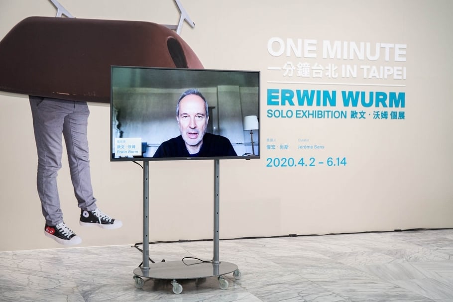 疫情讓藝術家歐文．沃姆（Erwin Wurm）無法實地來臺北，記者會以遠端連線的形式致詞。（臺北市立美術館提供）