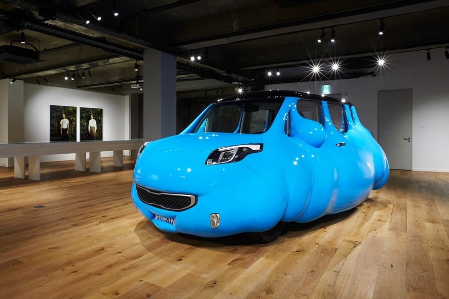 歐文．沃姆（Erwin Wurm）2018年於首爾舉辦「Storage by Hyundai Card 」個展。（藝術家提供）