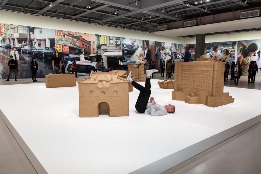 歐文．沃姆（Erwin Wurm）《表演雕塑》，陶土、表演， 2020。（藝術家與臺北市立美術館提供）