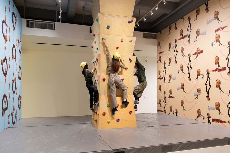 歐文．沃姆（Erwin Wurm）《攀登101》， 2020，觀眾參與。（藝術家與臺北市立美術館提供）