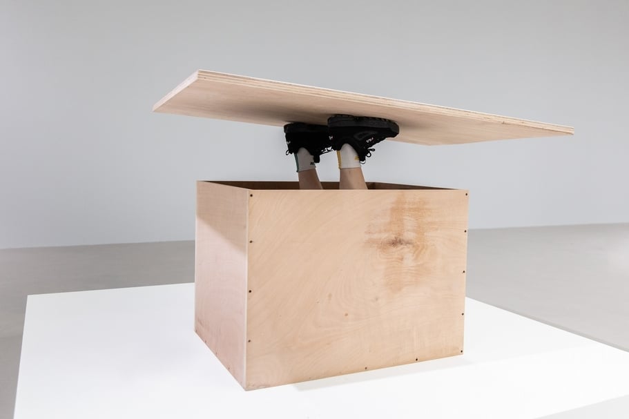 歐文．沃姆（Erwin Wurm）《做吧》，1996，觀眾參與。（藝術家與臺北市立美術館提供）