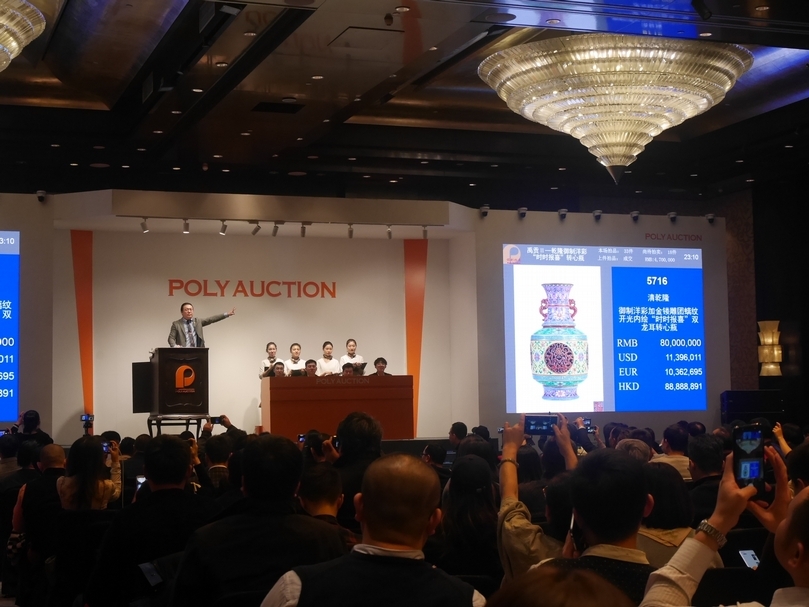 2019年北京保利秋季拍賣「禹貢Ⅱ－乾隆御製洋彩『時時報喜』轉心瓶五福五代清宮秘翫」專拍現場。（攝影／王怡文）