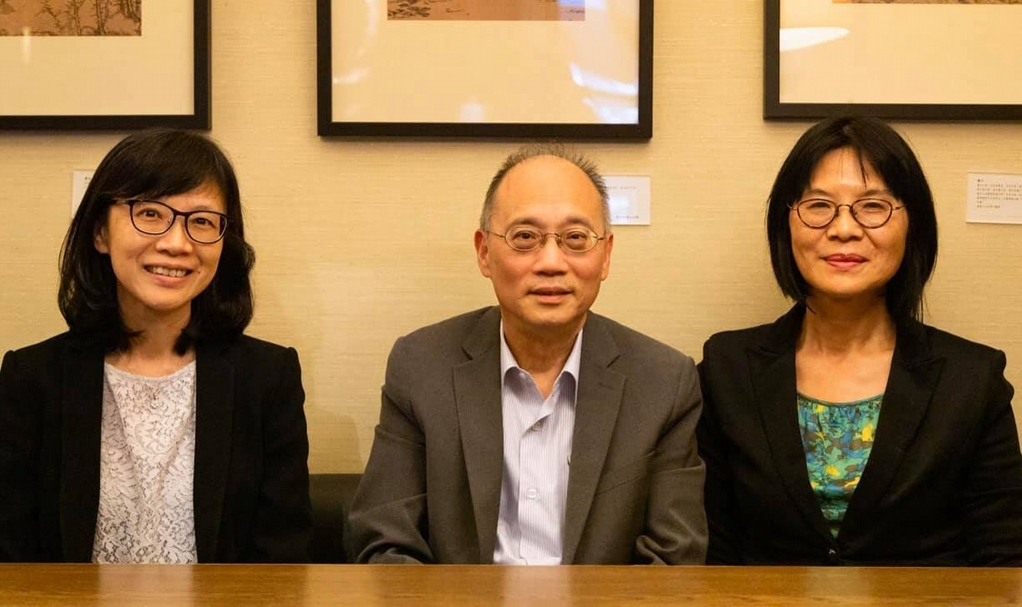左起國立故宮博物院副院長余佩瑾、院長吳密察、典藏藝術家庭社長簡秀枝。
