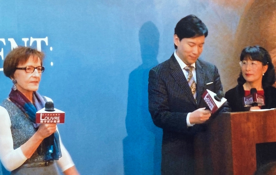 策展人(左一),羅浮宮博物館雕塑部總研究員 Isabelle Leroy-Jay Lemaistre。(陸仲雁提供)