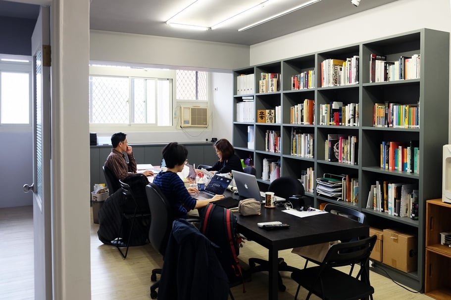 立方團隊於2020年2月底開幕的「立方7F」新空間工作。（立方計劃空間提供）