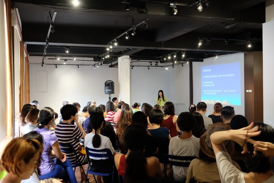 由立方計劃空間策畫之「2019學實學校」，與臺灣當代文化實驗場C-Lab共同主辦，圖為講師蔡友月。（立方計劃空間提供）
