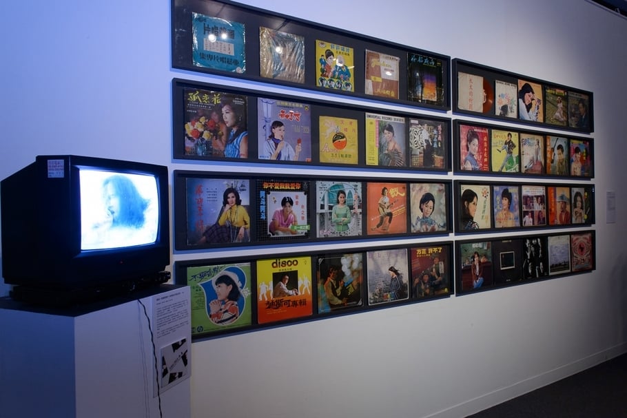 「造音翻土——戰後台灣聲響文化的探索」展覽，於高美館展場「禁歌牆」展區，2014。（立方計劃空間提供）
