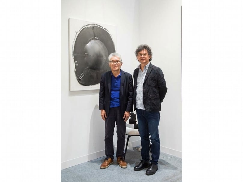 松谷武判與王瑞棋合影於2017年ART TAIPEI展覽現場。（也趣藝廊提供）