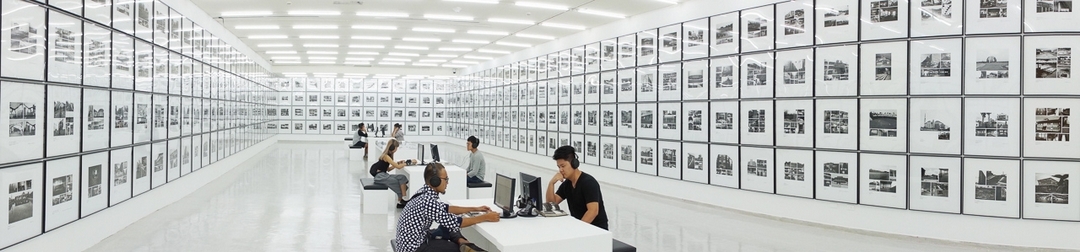 《海市蜃樓：台灣閒置公共設施攝影計畫》於「2015亞洲藝術雙年展——造動」展覽一隅。（©姚瑞中+失落社會檔案室）